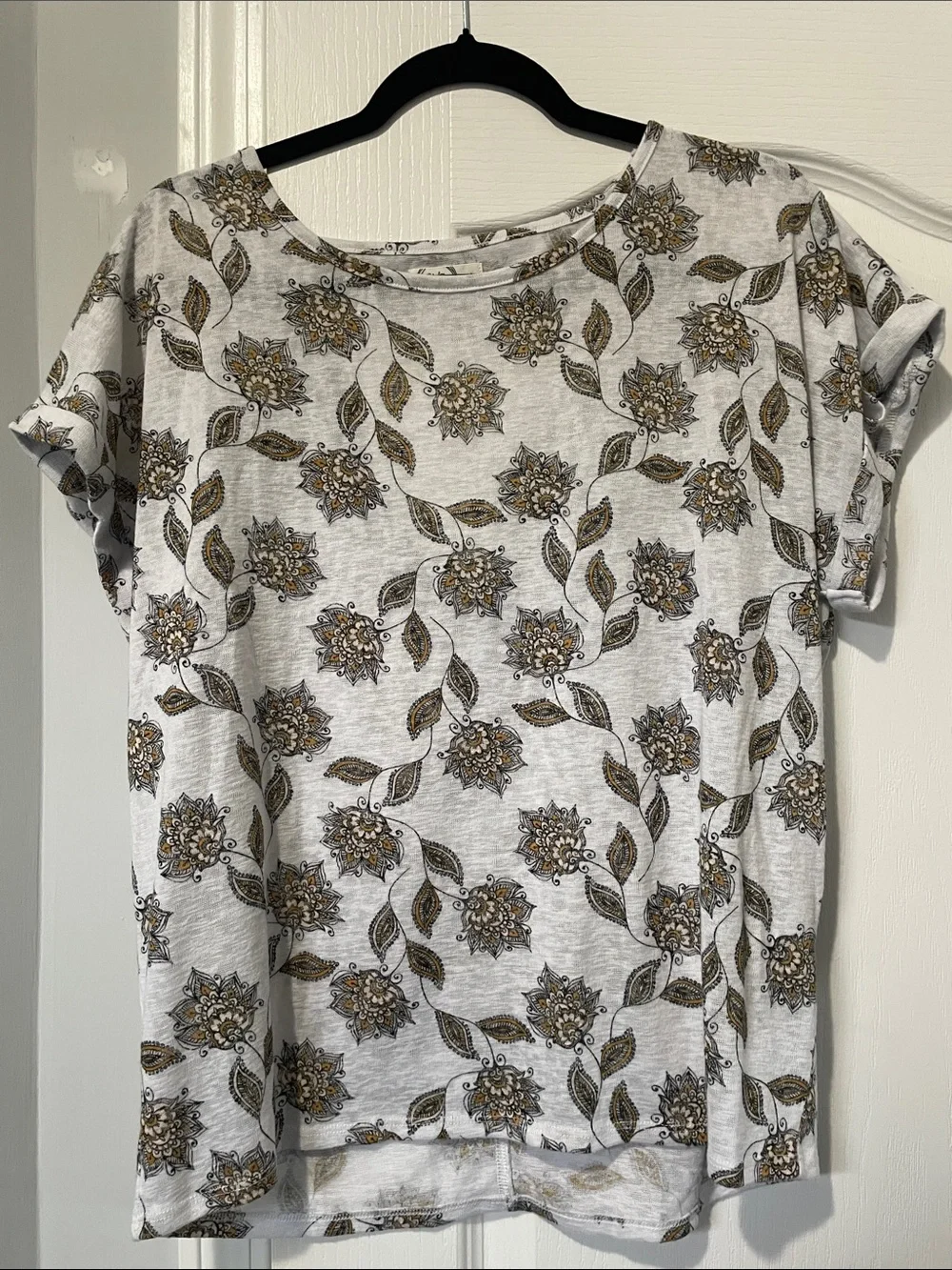Maurices 24/7 Women's Floral Short Sleeve Tee - White with Gold & Black Print